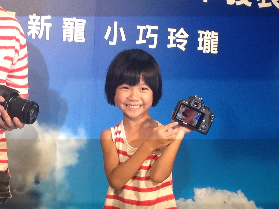 Canon找了網路超人氣女孩喬喬試用EOS 100D，其重量輕讓喬喬也可以輕鬆使用。(攝影／胡華勝)