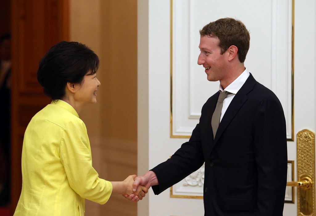 社群網站臉書（Facebook）創辦人暨執行長馬克‧祖克柏（Mark Zuckerberg）今（18）日首次訪問韓國，與韓國總統朴槿惠會面。圖片來源：達志影像/美聯社。