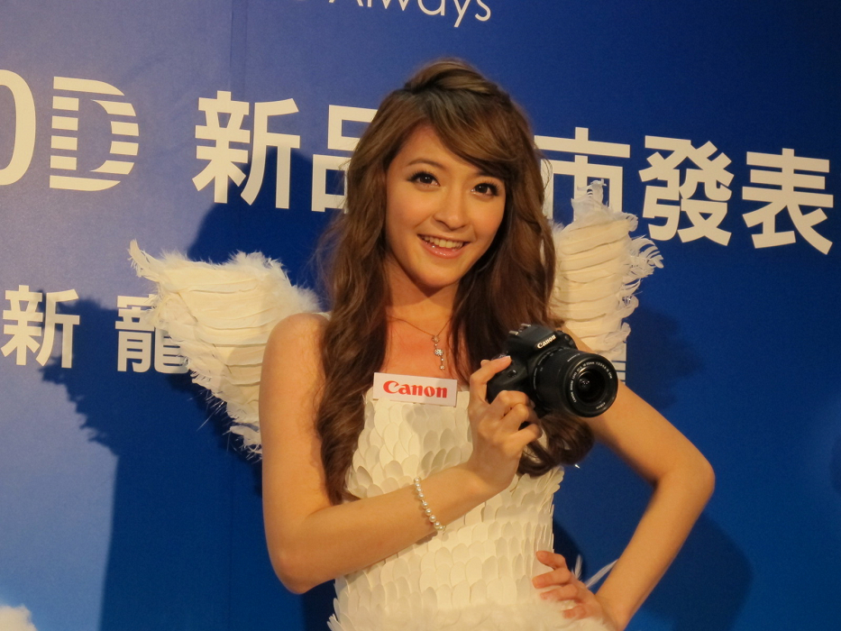 EOS 100D以370克重量締造了全球DSLR最小最輕的記錄。(攝影／胡華勝)