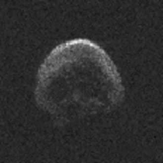 NASA公布這顆「2015 TB145」慧星影像，呈球狀，直徑約610公尺，表面看得出眼鼻凹洞，像極骷髏頭。圖：翻攝NASA官網