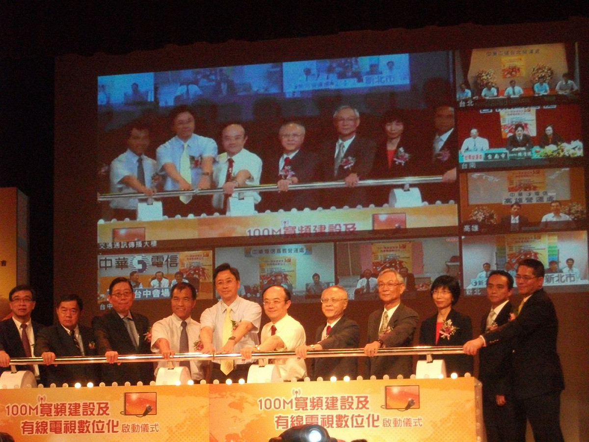 交通部長葉匡時（左4）、行政院政委張善政（左5）、NCC主委石世豪（左6）等人今（5）日下午出席「100M寬頻建設及有線電視數位化」記者會。圖：涂鉅旻/攝