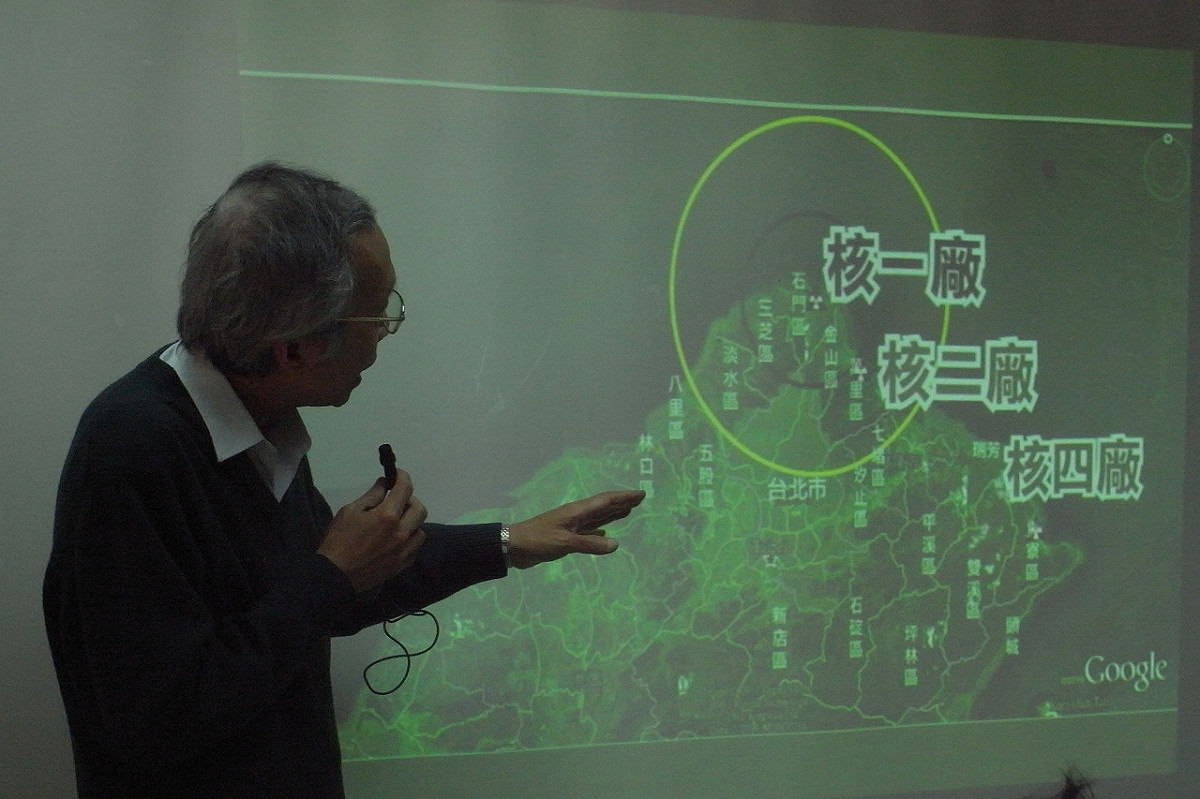 台灣環盟創會會長、台灣大學化工系教授施信民指出，北海岸3座核電廠的10公里(紅線)、20公里(黃線)疏散圈涵蓋大台北區，但台灣的規定疏散距離卻只有半徑5公里的範圍。圖片來源:楊宗興/攝