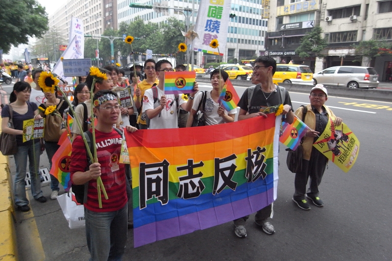 由環保團體所發起的「向日葵廢核大遊行」今天下午正式登場，主辦單位之一的綠色公民行動聯盟表示，希望能夠集結自主公民的力量，讓政府更重視核能的安全與人民的生命財產。圖為同志團體的遊行隊伍。圖片來源：楊宗興/攝