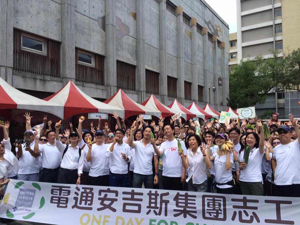 5日是「世界環境日」，電通安吉斯集團上午號召大批員工到國立台灣博物館「田裡有腳印市集」擔任志工。圖：周佑政/攝