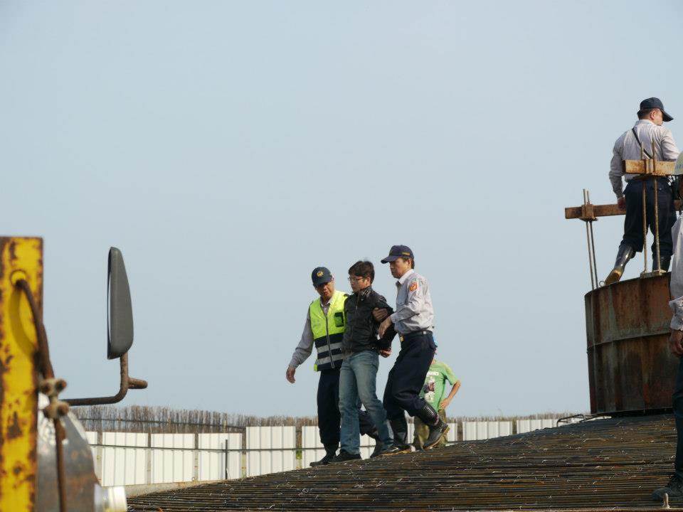 今天工地現場再度發生警民衝突，現場警察在「未舉牌」的情況下，以警棍攻擊14位學生和6位居民，20人全遭強行銬上手銬帶上警車。圖片來源：苑裡反瘋車自救會