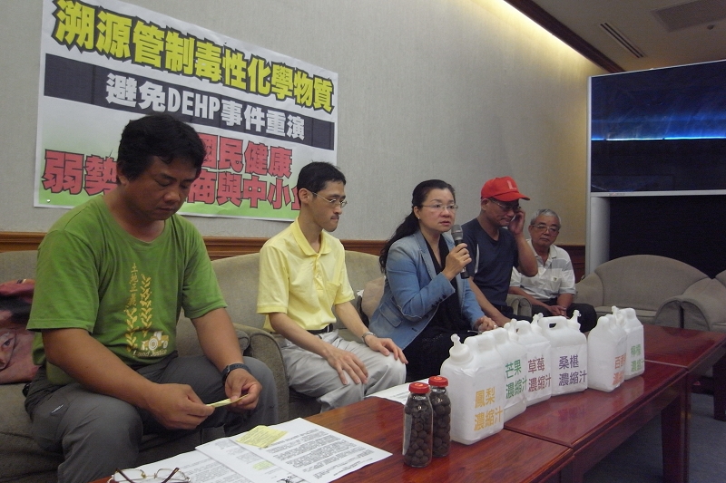 立委田秋堇與環保團體今（9）日上午召開記者會，要求政府應針對塑化劑、雙酚、石棉等毒性化學物質進行源頭管制。圖片：楊宗興/攝