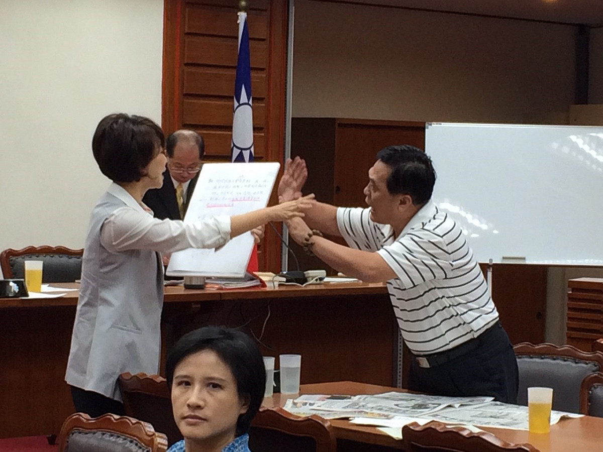 立法院4日召開核廢料境外再處理專案小組會議，不過會議剛開始，藍綠立委就因為決策期限問題吵成一團。圖：符芳碩/攝