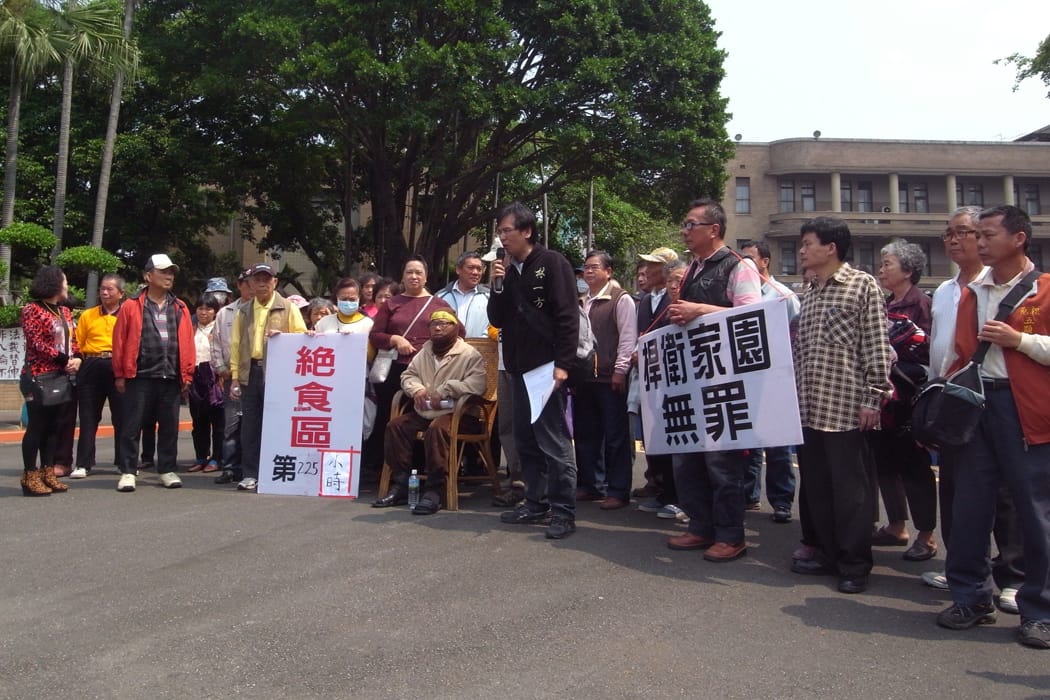 苑裡反風車自救會自7日開始在經濟部能源局前絕食抗爭，今（16）日邁入第10天，苑裡鎮民上午前往行政院陳情，希望行政院能介入阻止通威設置風機。圖：楊宗興/攝