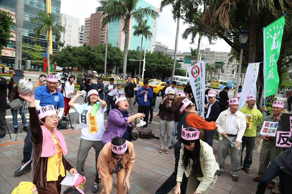 環團成員把紙球丟進立法院廣場，並高喊「撤案！」圖：林雨佑/攝