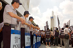台塑六輕火災頻傳，引起六輕近鄰受害自救會不滿，22日聚集群眾到場抗議，警方出動戒備，氣氛一度緊繃。圖片來源：中央社