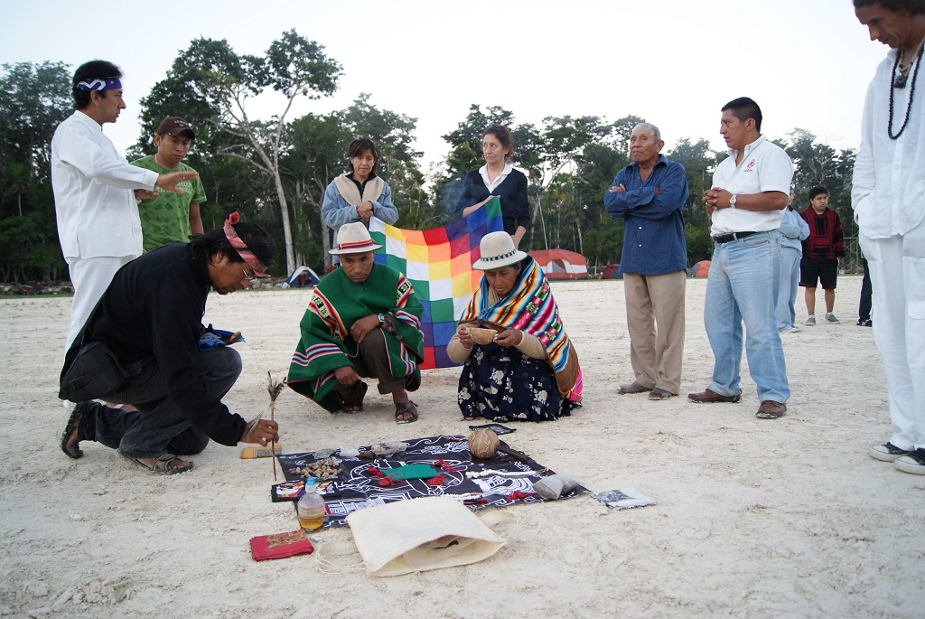 聯合國氣候變遷高峰會今(29日)在墨西哥坎昆召開，27日當地馬雅原住民團體以傳統儀式歡迎來到坎昆的各國原住民代表。圖片：潘紀揚/攝
