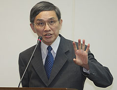 經濟部長施顏祥25日表示，國光石化是公、民營企業洽談未來石化發展很好平台，其中中油占國光石化持股比重高，假設登陸投資，由其他民股處理。圖片來源：中央社