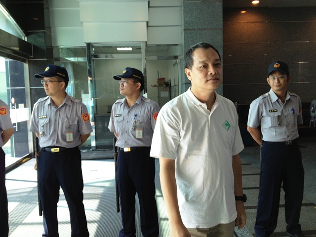 綠色消費者基金會董事長方儉表示，在這麼多警察的狀況下，根本不能好好開會。圖3之1：王立柔/攝