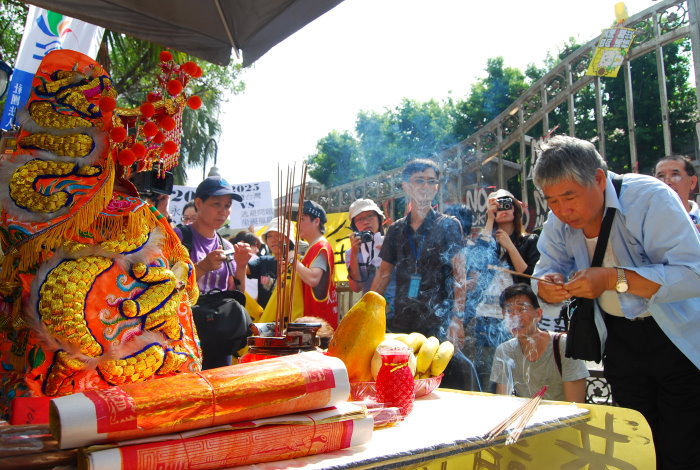 反核團體表示，昨(12)天對媽祖擲筊杯時，獲得媽祖的同意，要一同來反核。圖片:黃沛云/攝