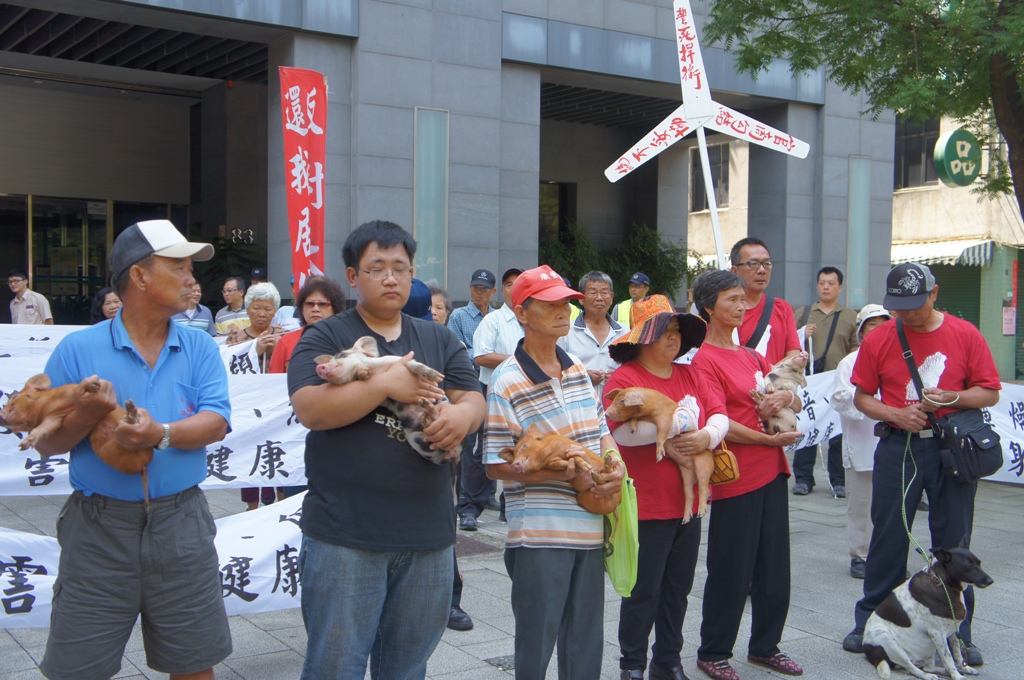 苑裡反瘋車自救會今（29）日再度北上，批評環保署未盡督察責任，前往現勘風機時，因儀器精度不足，還借用英華威的測量儀。圖：汪彥成/攝