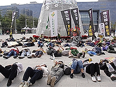 廢核環島接力行腳隊伍今（7）天抵達台中，在台中市政府廣場舉行核災演習，表達廢核訴求。圖：中央社