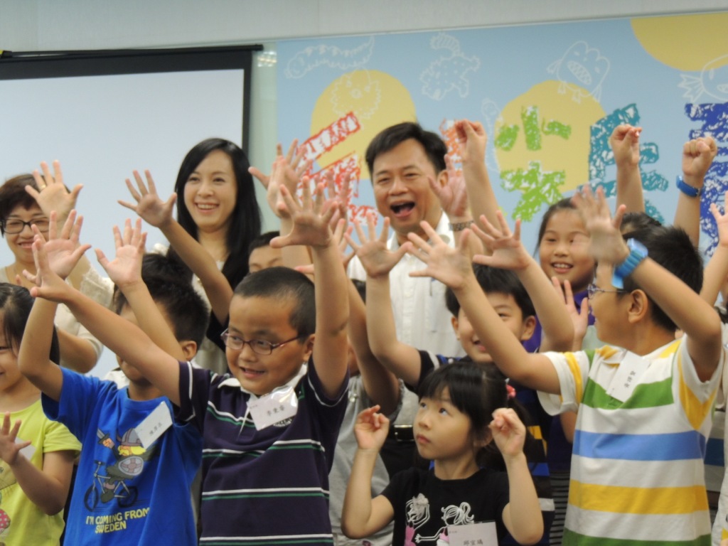 民進黨中央黨部舉辦「DPP黨工親子日－反核夏令營」，民進黨秘書長林錫耀擔任「拳王阿伯」，現場教導小朋友反核拳。他在活動後強調，停建核四才是創造朝野對話更佳的條件，因此關鍵仍是在馬總統。圖：沈妤宣/攝