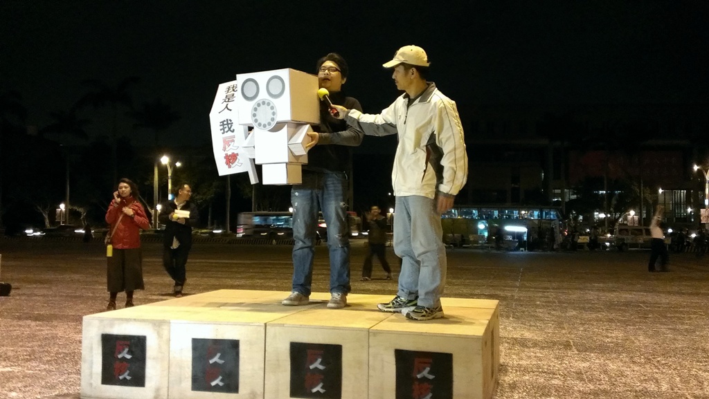 導演余京懷拿出「止核人」紙模型創作，希望手工製作的親子活動，表達小孩對核電的恐懼、反對心聲。圖：周思宇/攝