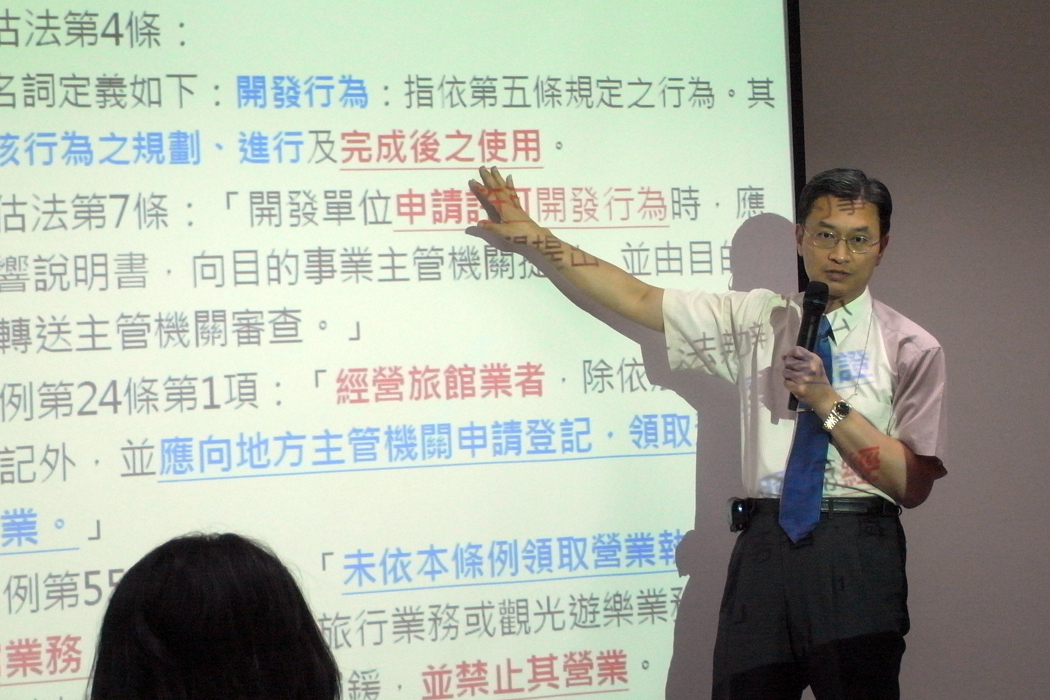 環保署綜計處長葉俊宏今(8)日下午臨時召開記者會重申，環保署認定墾丁悠活1至6區需要進行整體進行環評，因此墾管處針對1、2區核發的旅館使用執照無效。圖：楊宗興/攝