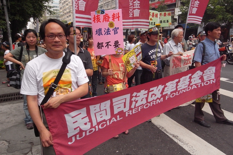 由環保團體所發起的「向日葵廢核大遊行」今天下午正式登場，主辦單位之一的綠色公民行動聯盟表示，希望能夠集結自主公民的力量，讓政府更重視核能的安全與人民的生命財產。圖為民間司法改革基金會的遊行隊伍。圖片來源：楊宗興/攝
