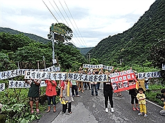 花蓮秀林鄉銅門部落數10名太魯閣族人7日以「封路」方式，抗議生態環境遭觀光破壞。圖：中央社資料照片