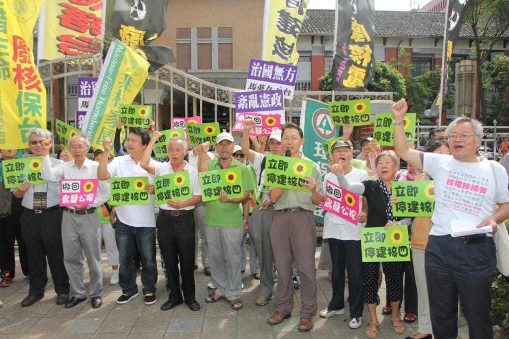 今(17)日上午，多個反核團體於立法院門口召開記者會，要求李慶華為當初提案道歉及立法院應盡速撤銷核四公投案。圖：林雨佑/攝