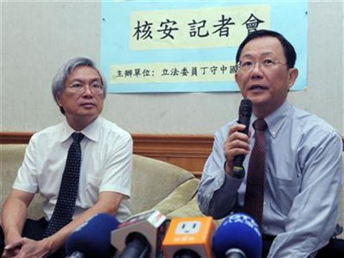 丁守中（圖右）接受訪問時表示，他並非今天才表達反對核四的立場，自己很久之前就感覺到應該審慎看待核電問題。圖片來源：中央社資料照片