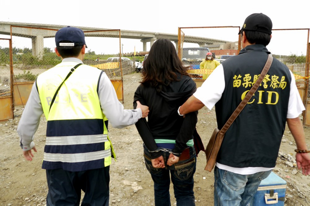 警方強行逮捕苑裡民眾與聲援者，並以手銬限制其自由，強行押上警車，並將苑裡鄉親及聲援者扣留於警局超過10個小時後以強制罪嫌移送地檢署。圖片來源:苗栗縣苑裡反風車自救會提供