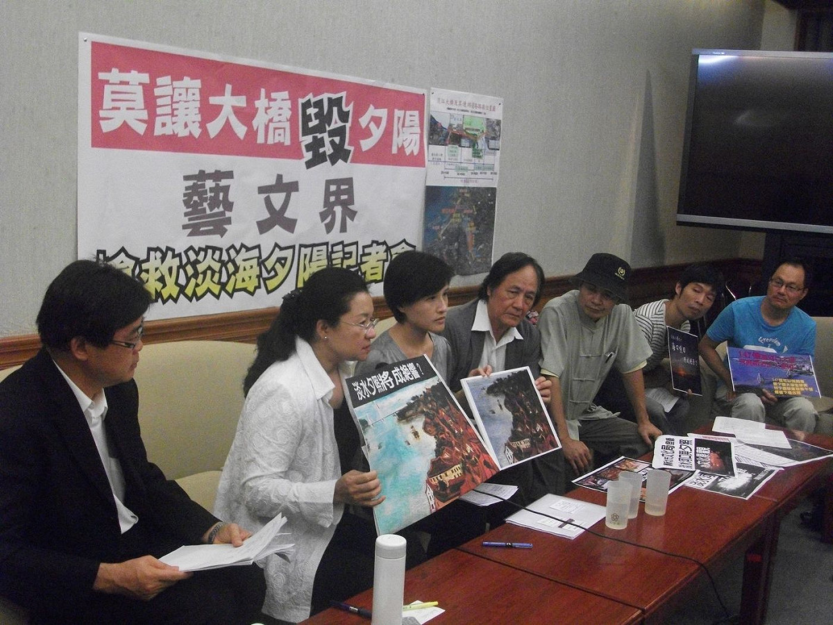 藝文界人士、學者、立委今（28）日上午在立法院召開記者會指出，淡江大橋一旦動工，為台灣著名美景的「淡水夕照」將被阻斷，他們主張，新北市文化局儘快將「淡水夕照」納入文化景觀，同時撤銷淡江大橋建案。圖：涂鉅旻/攝