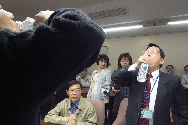 隨後王增基又拿另外一罐井水去給陳福田，陳福田面有難色接下水罐，後來在王增基示意乾杯喝了兩口，強調絕對不會讓縣民喝有毒廢水。圖片：楊宗興/攝