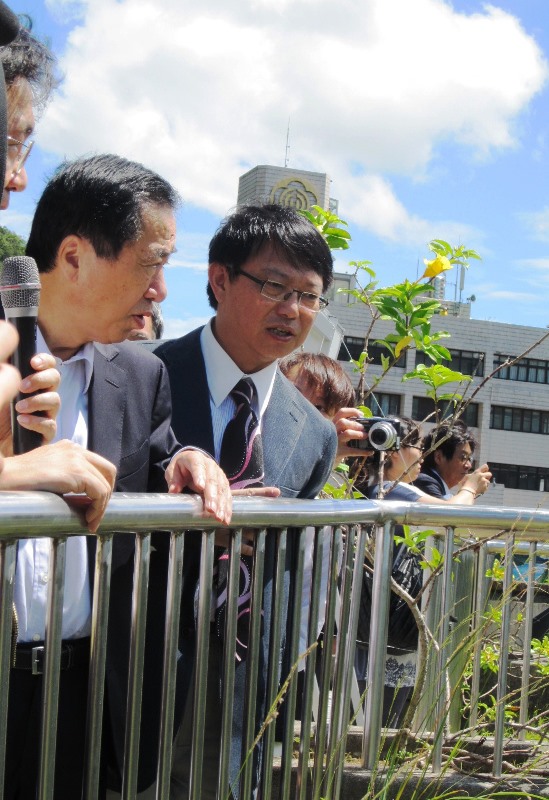 菅直人也來到大壩區參觀。圖5之3：王立柔/攝