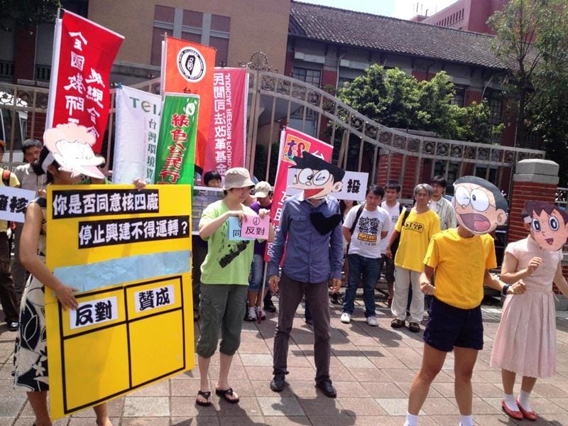 立法院門口的群眾26日扮成「哆啦A夢」的卡通角色，以輕鬆活潑的行動劇點出「核四公投」的種種問題。圖：王立柔/攝