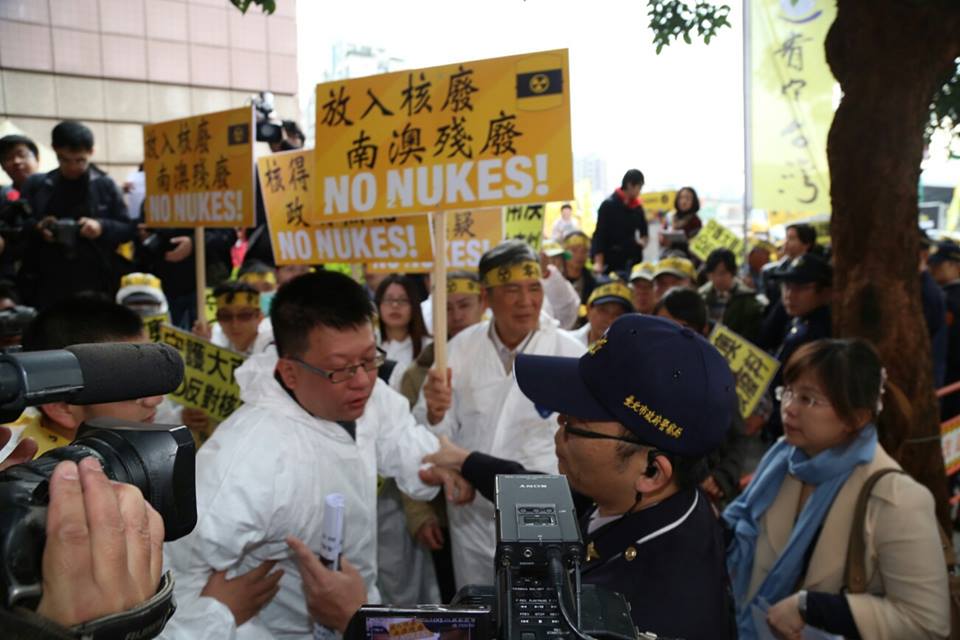 宜蘭民眾一度想要突破警方防線，進入會場開會。圖3之3：林雨佑/攝