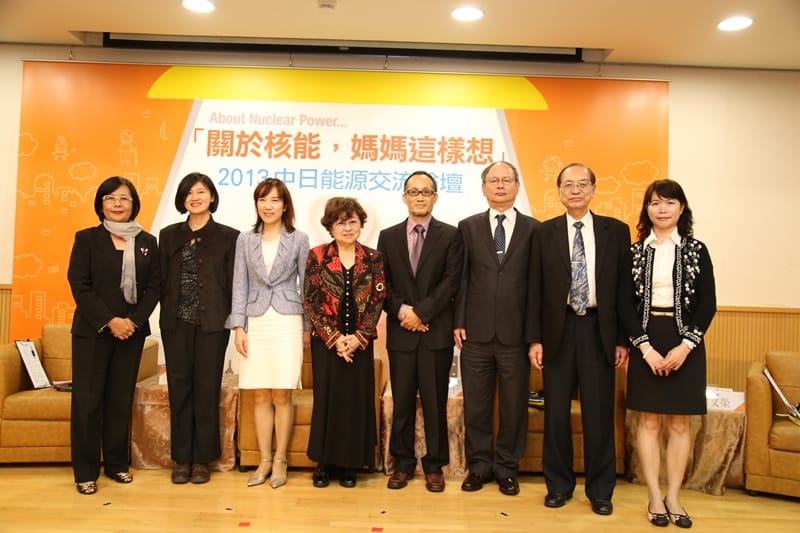 前日本原子力委員會專門委員木元教子（左4）、東嶋和子（左3）、主持人協辦媒體遠見雜誌執行副總編輯何文榮（左5）、前台電發言人杜悅元（左1）、政大公行系副教授杜文苓（左2）、核能資訊中心前董事謝牧謙（左7）。圖：林雨佑/攝。