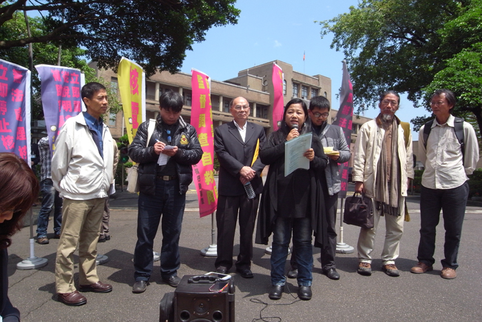 9名反核團體代表今天前往行政院與江宜樺進行會談，會談後隨即在行政院大門前召開記者會，就會談內容進行說明。圖：楊宗興/攝