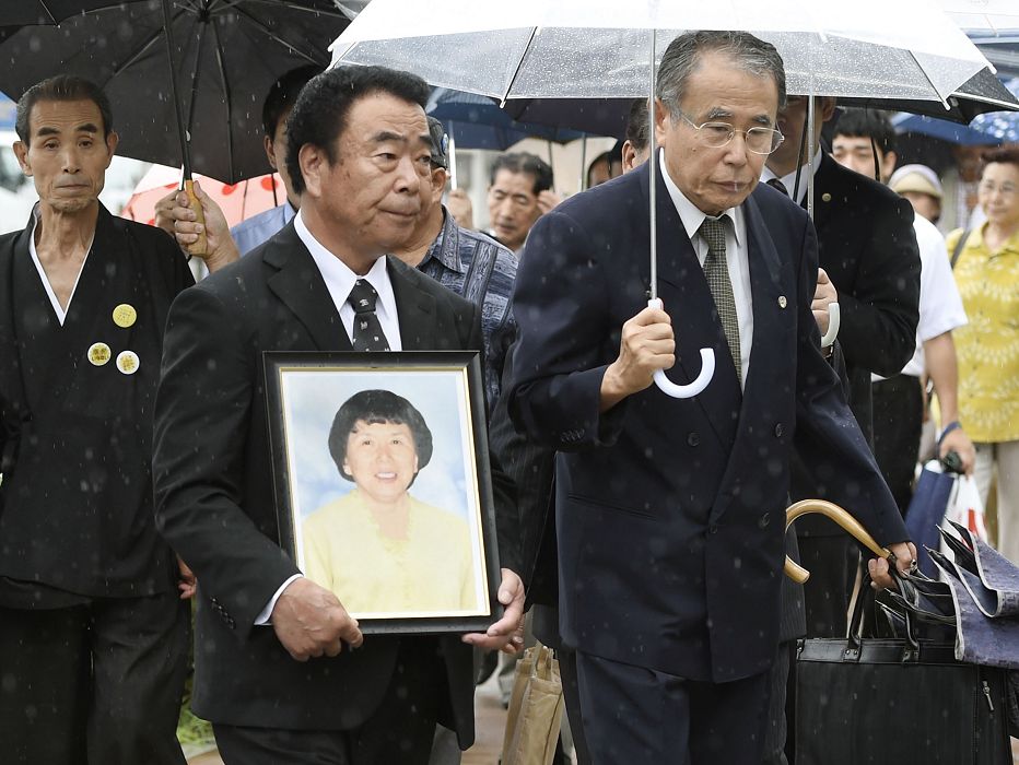 渡邊濱子在福島核災後罹患憂鬱症並自殺，福島地方法院今（26）日判決，東京電力公司須賠償其家屬4900萬日圓。圖為渡邊濱子的丈夫渡邊幹夫帶著遺照出庭。圖片來源：達志影像/路透社