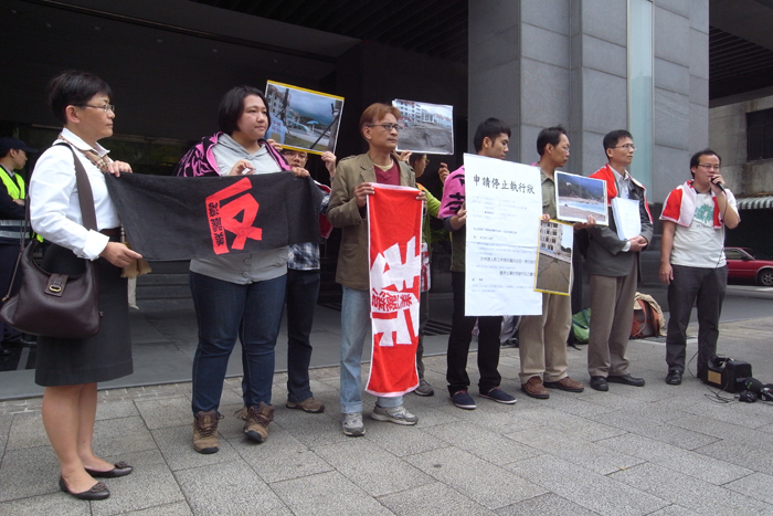 爭議多時的台東美麗灣開發案在去年12月22日再度通過環評，環保團體仍不放棄阻止美麗灣渡假村營運，今（19）日上午前往行政院環保署申請停止執行環評結論。圖：楊宗興/攝