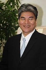 公共工程委員會1日舉行新、卸任主委交接典禮，新任主委、台灣大學土木工程系教授李鴻源走馬上任。圖片來源：中央社
