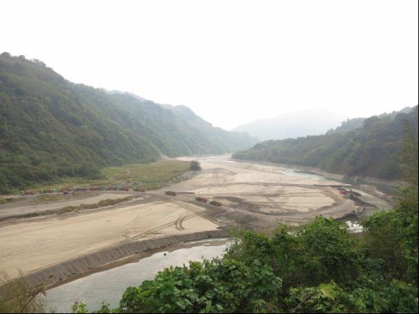 石門水庫上游段羅浮橋下游淤積物清運。圖片來源：經濟部水利署北區水資源局官方網站。