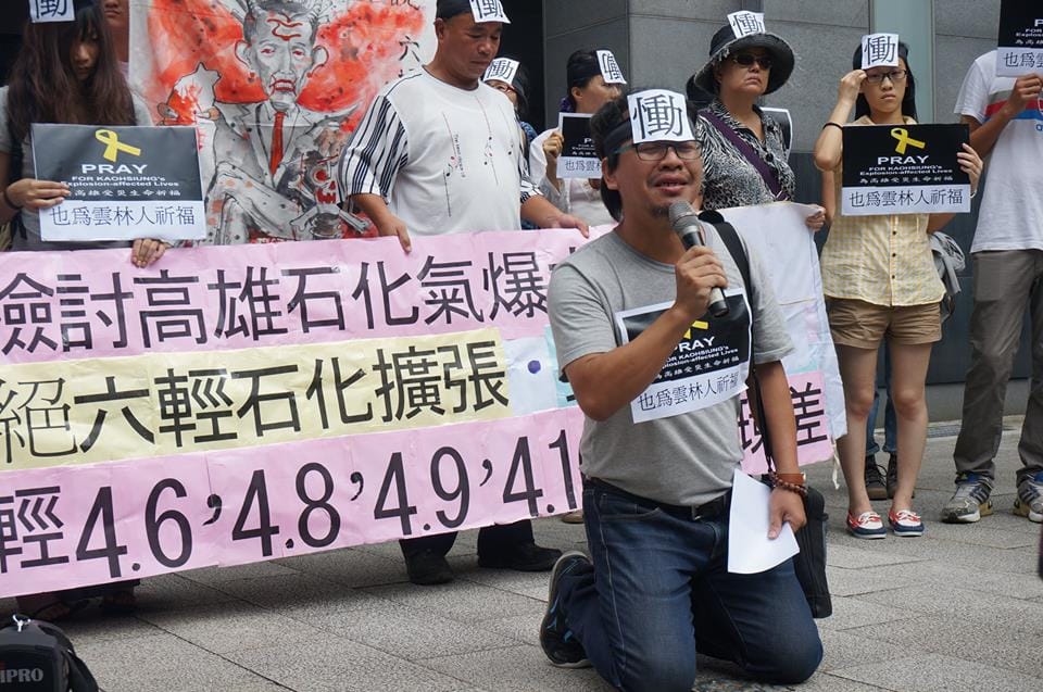 雲林淺海養殖協會總幹事林家安今（4）日於環保署前下跪控訴，指出六輕擴廠的用水問題至今仍未解決，為什麼還可以擴廠？圖2之1：張容瑄/攝