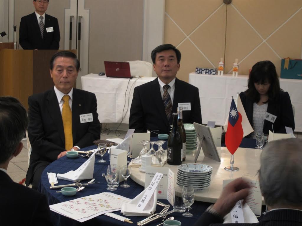 在福島商工事務所舉辦的歡迎宴上，每一餐桌上都大剌剌地掛著中華民國和日本的國旗，完全沒有日本以前對中國抗議的忌憚。圖5之5：莊豐嘉/攝