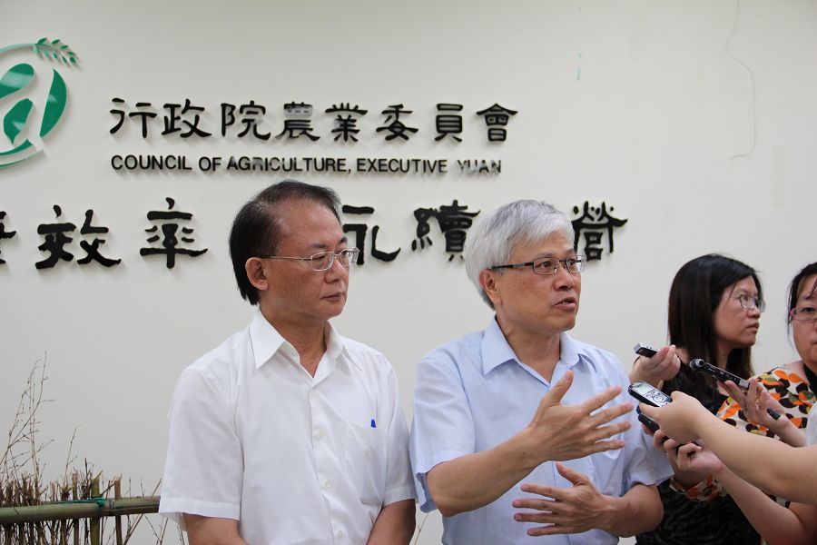 林務局造林生產組組長楊駿憲(右)表示，海岸造林的成本高於山上造林，林務局沒有那麼多的資源能照顧到每一處，因此，能跟民間企業合作是很有意義的。左邊為林務局副局長楊宏志。圖：謝仁烜/攝