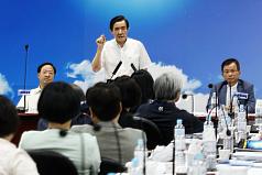 中國國民黨立法院黨團會議31日在國民黨中央黨部舉行，總統馬英九（中）、行政院長江宜樺（後左）、國民黨立院黨團書記長賴士葆（後右）都出席黨團大會。圖片檢源：中央社