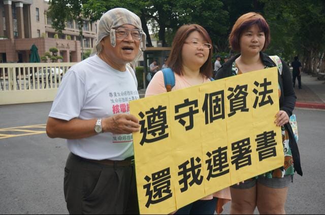 全國性核四公投提案人高成炎今（4）日上午至行政院請願，希望行政院能退回12萬2千份連署書，高成炎也決定以新擬的理由書再次投公投案。 圖：張容瑄/攝