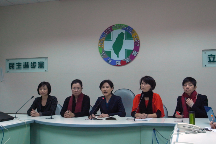 民進黨立院黨團稍晚召開記者會批評國民黨立委暴力相向。圖：楊宗興/攝
