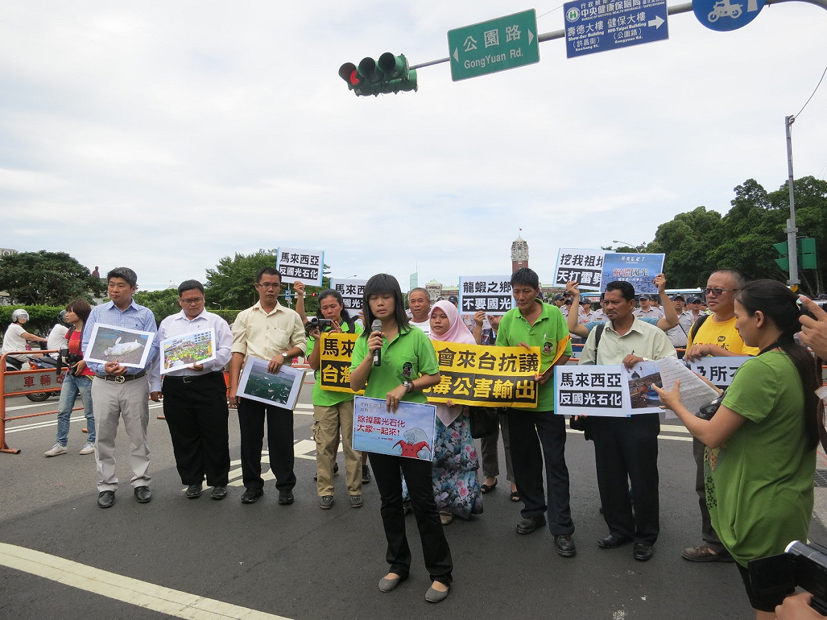 3位馬來西亞州議員18日到總統府前抗議，反對國光石化到當地投資。圖：林朝億/攝