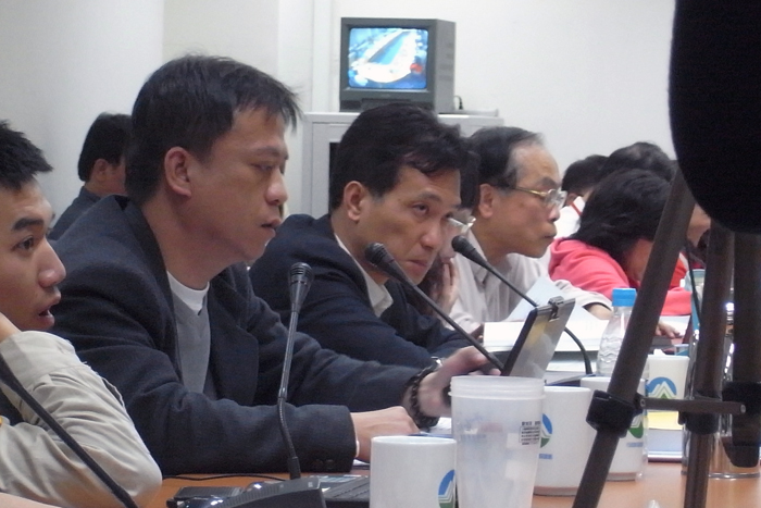 彰化縣副縣長林田富（右）表示，彰化縣人口外流嚴重，需要中科四期帶動就業，讓年輕人得以留在家鄉打拼；不過雲林縣副縣長施克和（左）則語帶諷刺說，有些地方「連縣長都外流」值得警惕。圖：楊宗興/攝