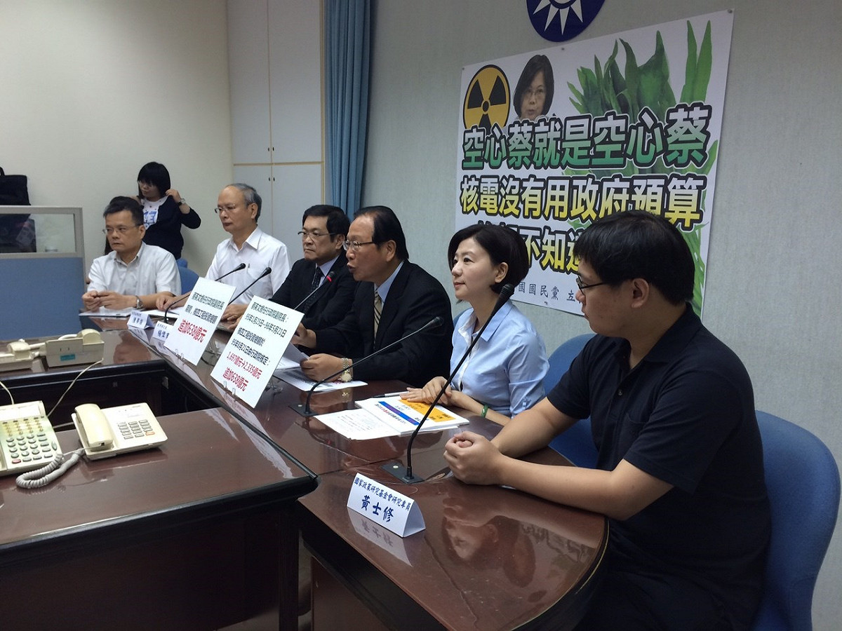 立院國民黨團21日上午召開記者會，批評蔡英文不懂核能，黨團書記長林德福質疑，「如果缺電，要怎麼點亮台灣」？圖：符芳碩/攝
