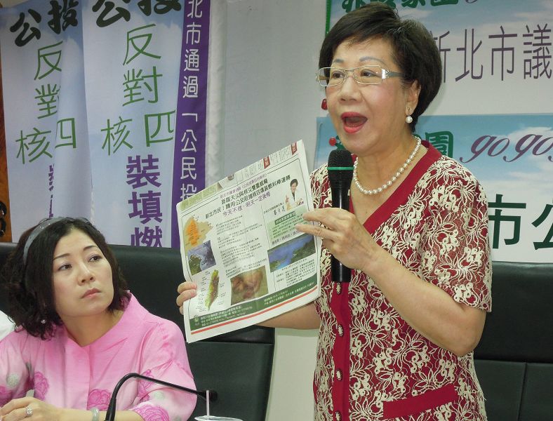 呂秀蓮也向總統馬英九喊話，「台灣的大當家馬英九，您是要勞師動眾的連署通過公投反核四，還是要傾聽、順從民意，宣布停止核四的繼續興建？」圖：陳冠廷/攝