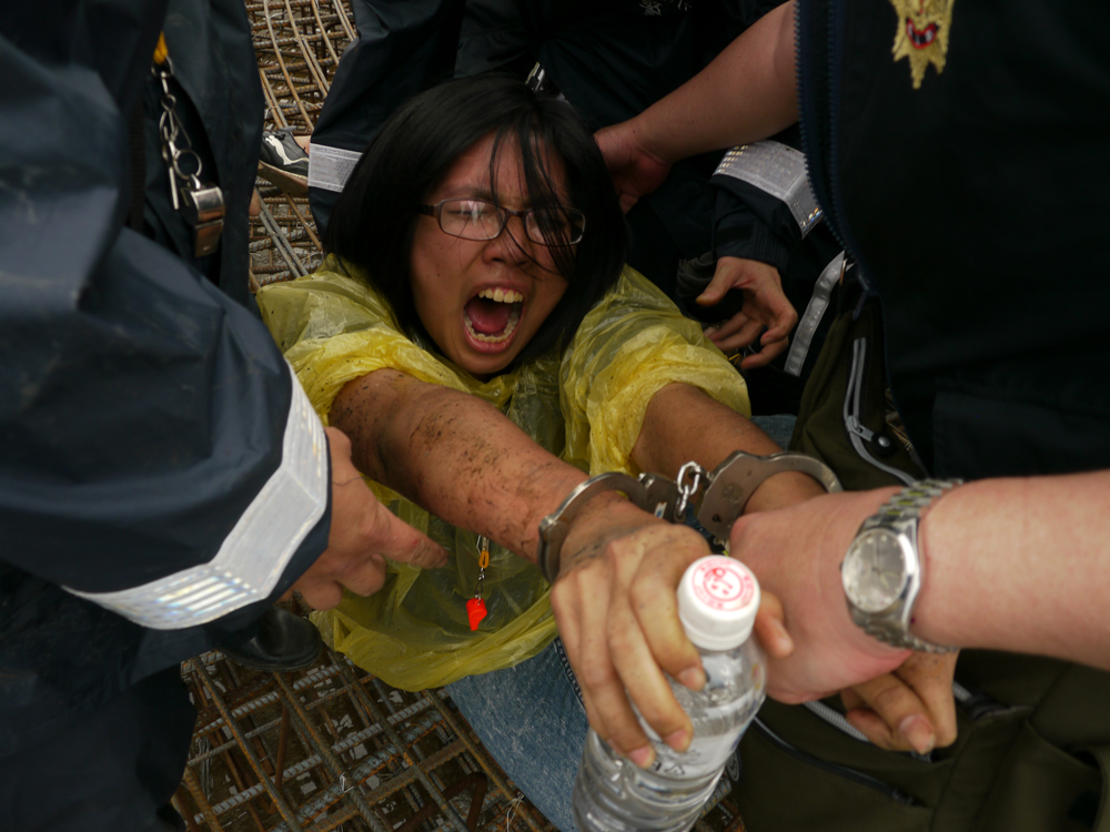 警方強行逮捕苑裡民眾與聲援者，並以手銬限制其自由，強行押上警車，並將苑裡鄉親及聲援者扣留於警局超過10個小時後以強制罪嫌移送地檢署。圖片來源:苗栗縣苑裡反風車自救會提供